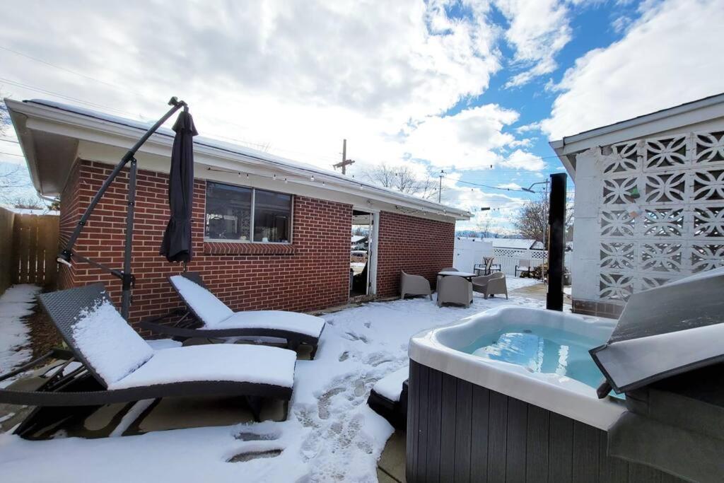 Newly Furnished 5-Bdrm Home + Hot Tub & Fireplace. Westminster Exterior photo